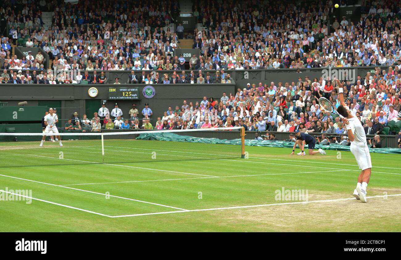 ROGER FEDERER SCHLÄGT NOVAK DJOKOVIC. HERREN HALBFINALE, WIMBLEDON 2012. BILDNACHWEIS : © MARK PAIN / ALAMY STOCK FOTO Stockfoto