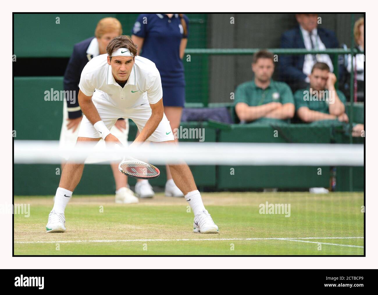 ROGER FEDERER SCHLÄGT NOVAK DJOKOVIC. HERREN HALBFINALE, WIMBLEDON 2012. BILDNACHWEIS : © MARK PAIN / ALAMY STOCK FOTO Stockfoto