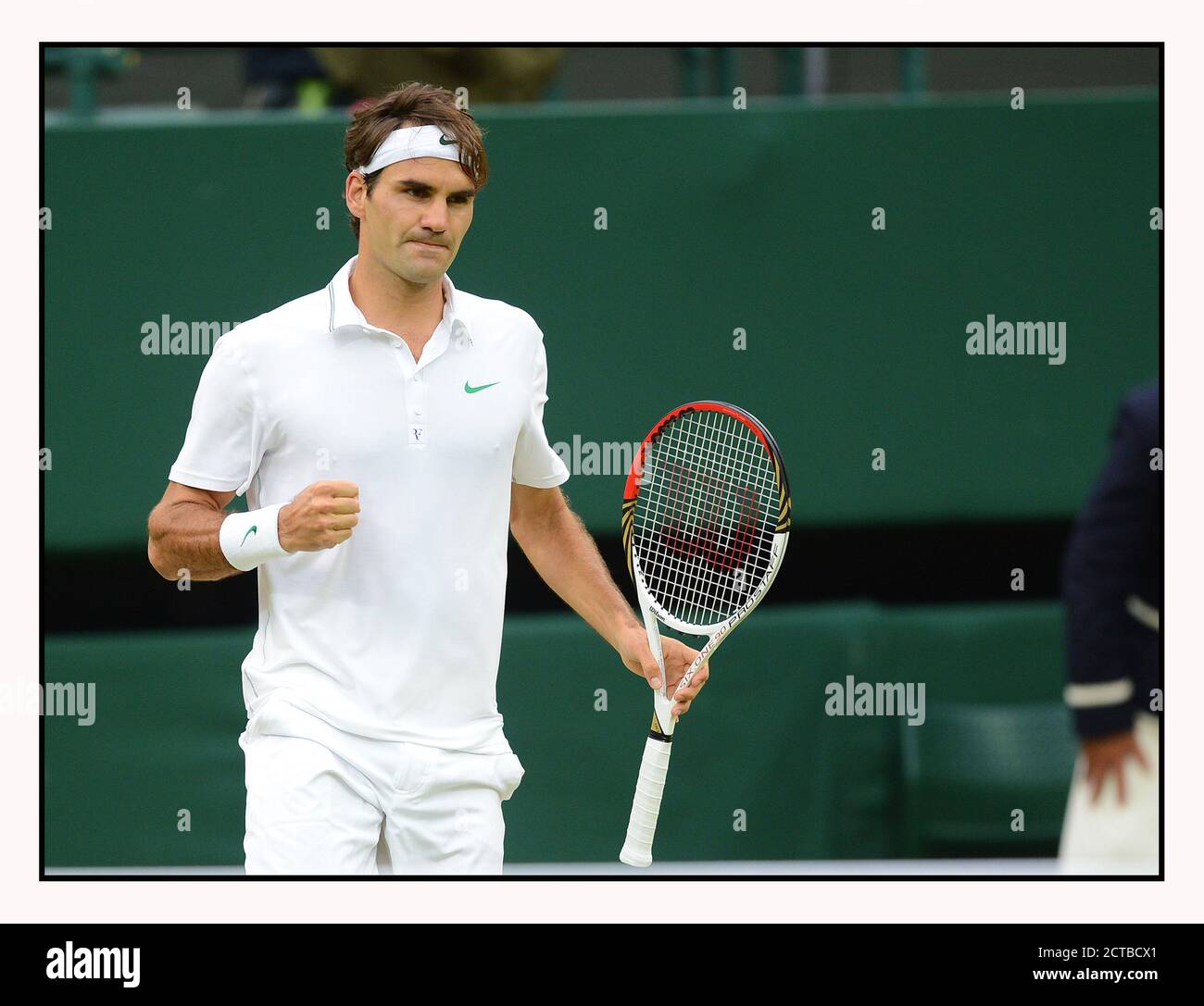 ROGER FEDERER SCHLÄGT NOVAK DJOKOVIC. HERREN HALBFINALE, WIMBLEDON 2012. BILDNACHWEIS : © MARK PAIN / ALAMY STOCK FOTO Stockfoto