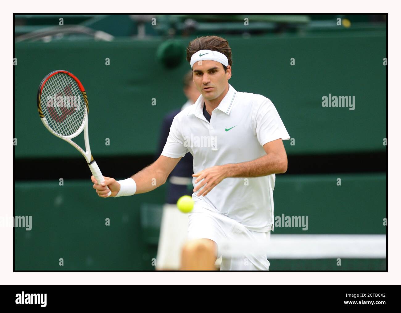 ROGER FEDERER SCHLÄGT NOVAK DJOKOVIC. HERREN HALBFINALE, WIMBLEDON 2012. BILDNACHWEIS : © MARK PAIN / ALAMY STOCK FOTO Stockfoto