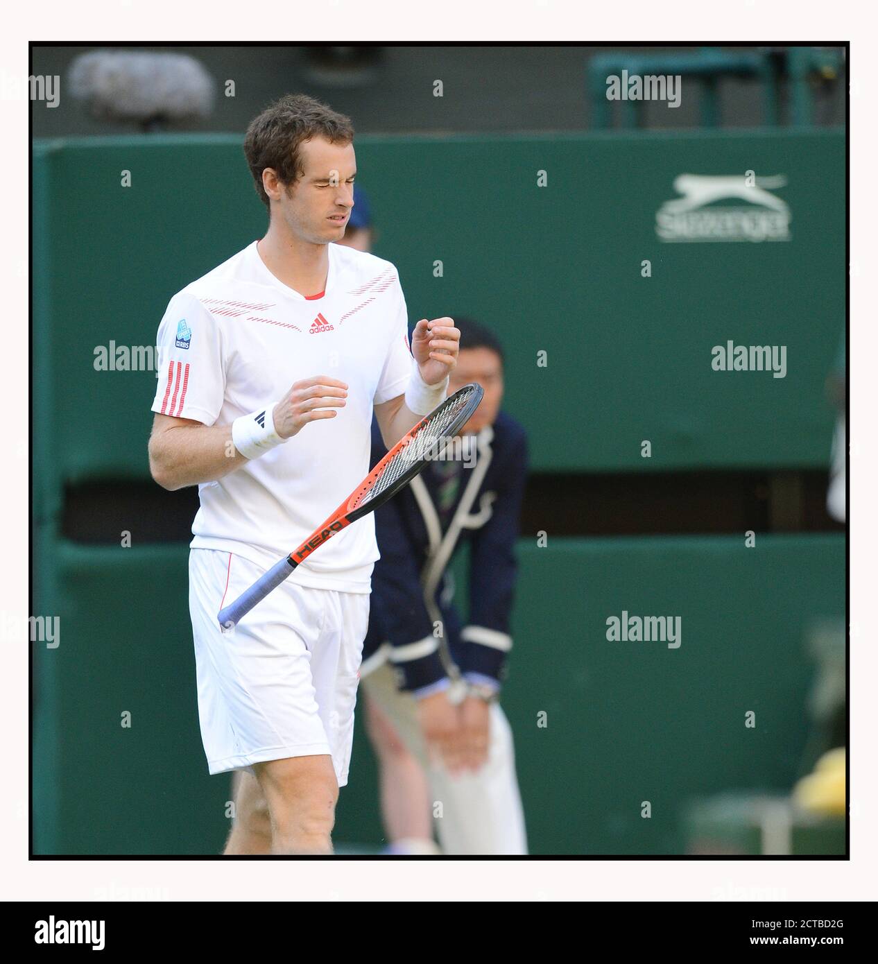 ANDY MURRAY AUF DEM WEG ZUM SIEG GEGEN JO-WILFRIED TSONGA IM MNS-HALBFINALE. WIMBLEDON 2012. BILD :© MARK PAIN /ALAMY STOCK FOTO Stockfoto