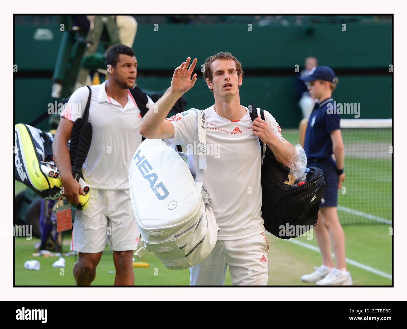 ANDY MURRAY SIEHT ERLEICHTERT AUS, JO-WILFRIED TSONGA IM MNS-HALBFINALE GESCHLAGEN ZU HABEN. WIMBLEDON 2012. BILD : © MARK PAIN /ALAMY STOCK FOTO Stockfoto