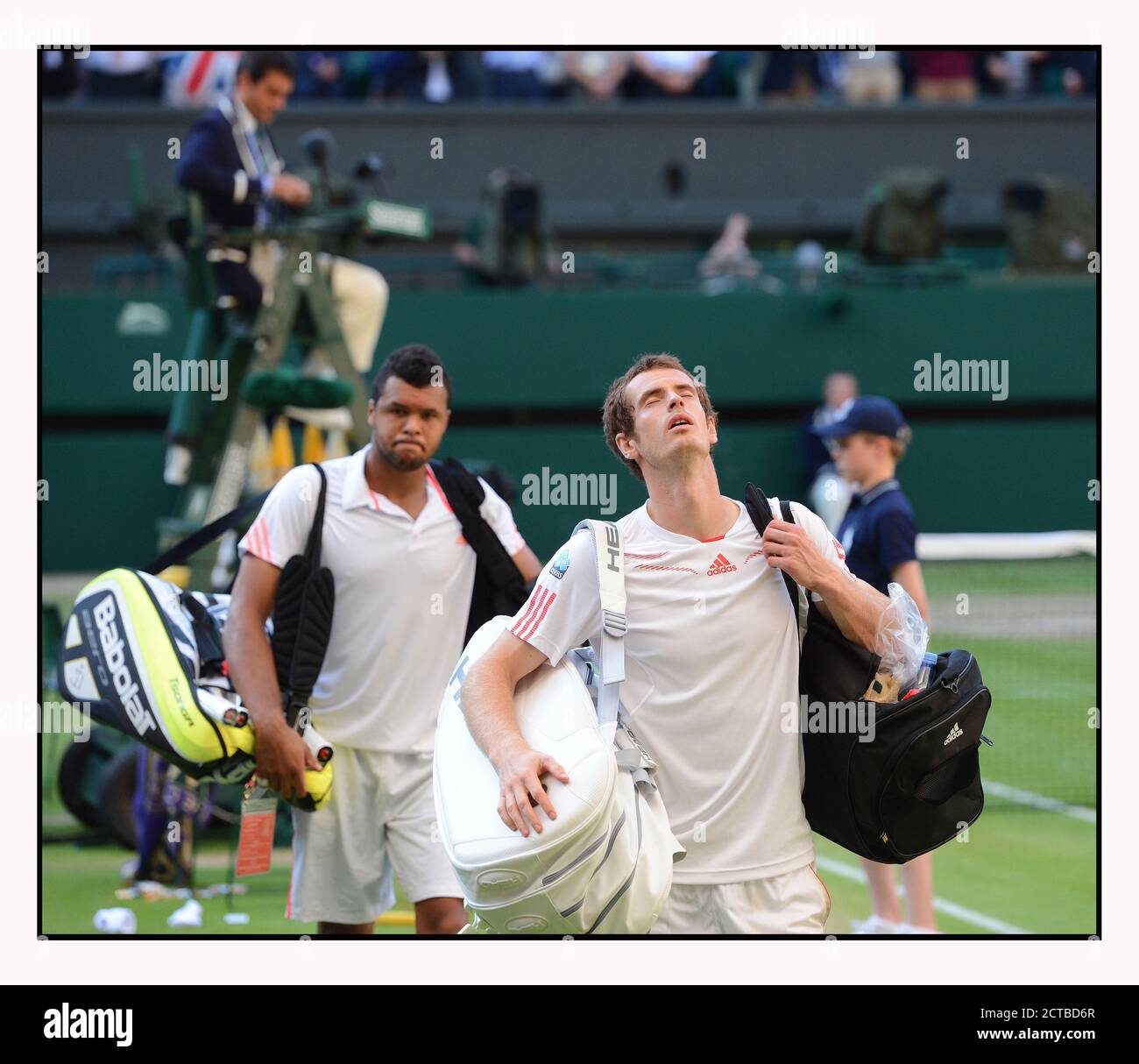 ANDY MURRAY SIEHT ERLEICHTERT AUS, JO-WILFRIED TSONGA IM MNS-HALBFINALE GESCHLAGEN ZU HABEN. WIMBLEDON 2012. BILD : © MARK PAIN /ALAMY STOCK FOTO Stockfoto