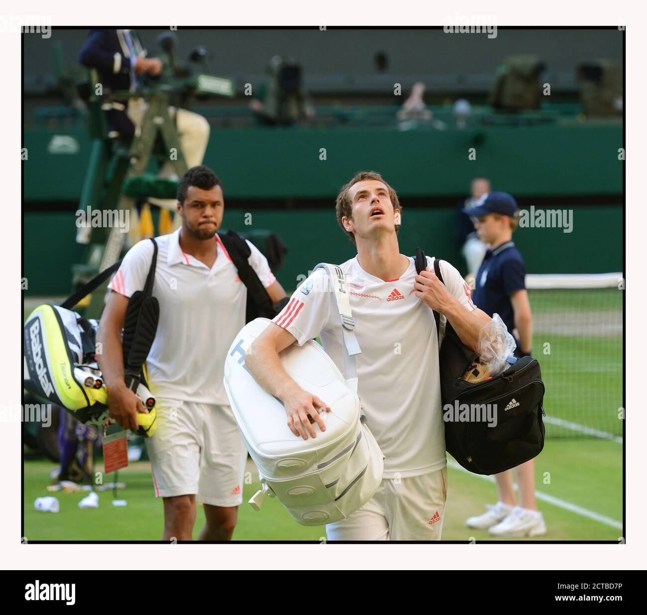 ANDY MURRAY SIEHT ERLEICHTERT AUS, JO-WILFRIED TSONGA IM MNS-HALBFINALE GESCHLAGEN ZU HABEN. WIMBLEDON 2012. BILD : © MARK PAIN /ALAMY STOCK FOTO Stockfoto