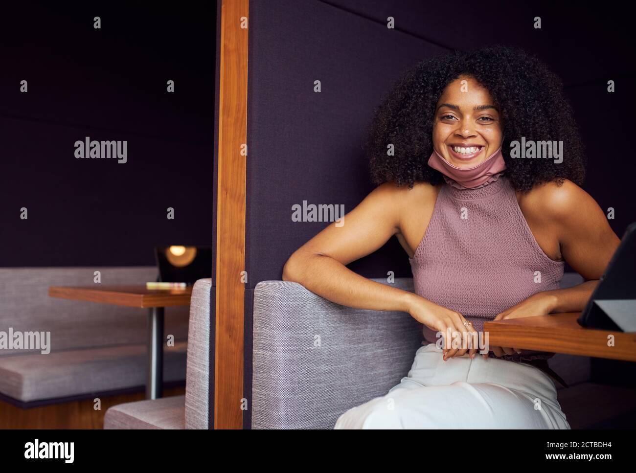 Porträt Einer Geschäftsfrau Mit Maske, Die In Einer Sozial Distanzierten Kabine Arbeitet Während Der Pandemie Im Amt Stockfoto