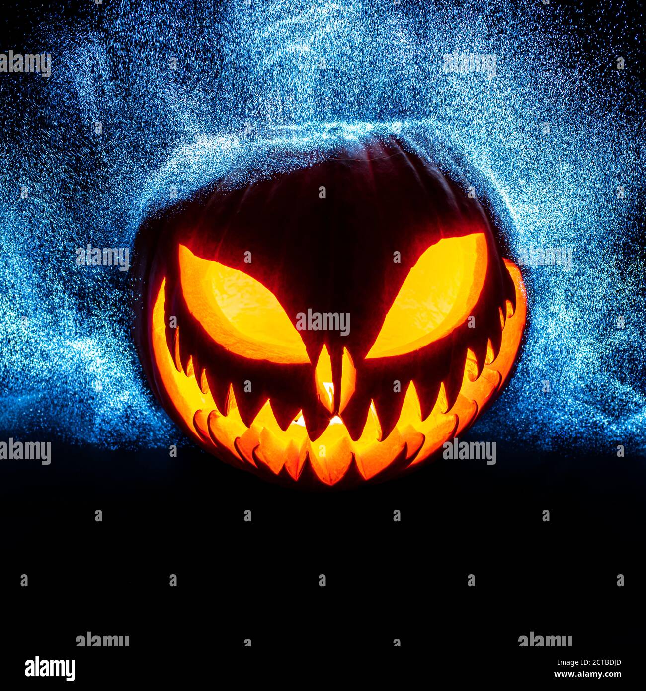 Geschnitzter halloween Kürbis mit hellen Punktleuchten im Hintergrund. Stockfoto