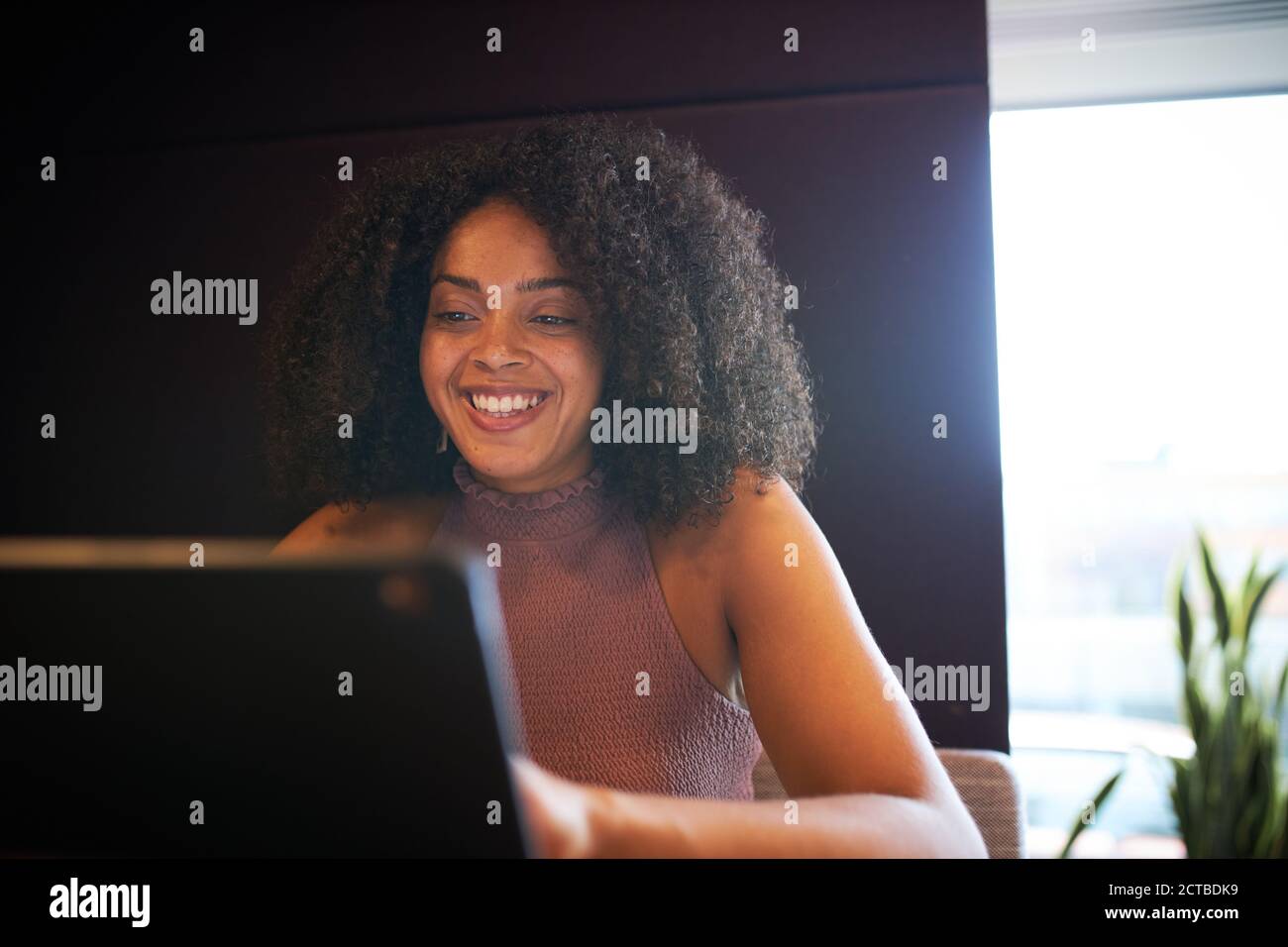 Porträt Der Geschäftsfrau Sitzt Am Meeting-Tisch Arbeiten Auf Laptop Im Modernen Open Plan Office Stockfoto