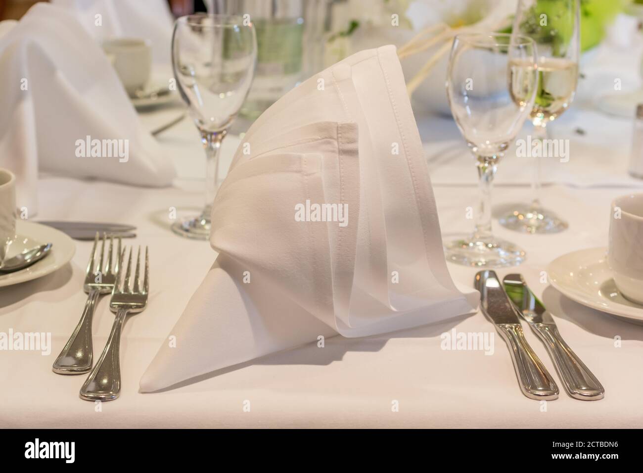 Eleganter Tisch in einem guten Restaurant Stockfoto