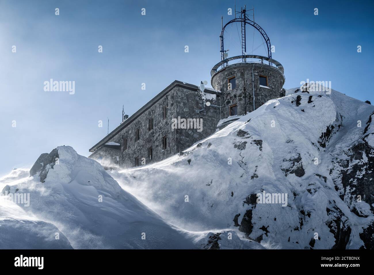 Wetterstation mit Sendeantennen auf dem Gipfel des Berges Kasprowy Wierch bei rauen Winterbedingungen, Polen Stockfoto