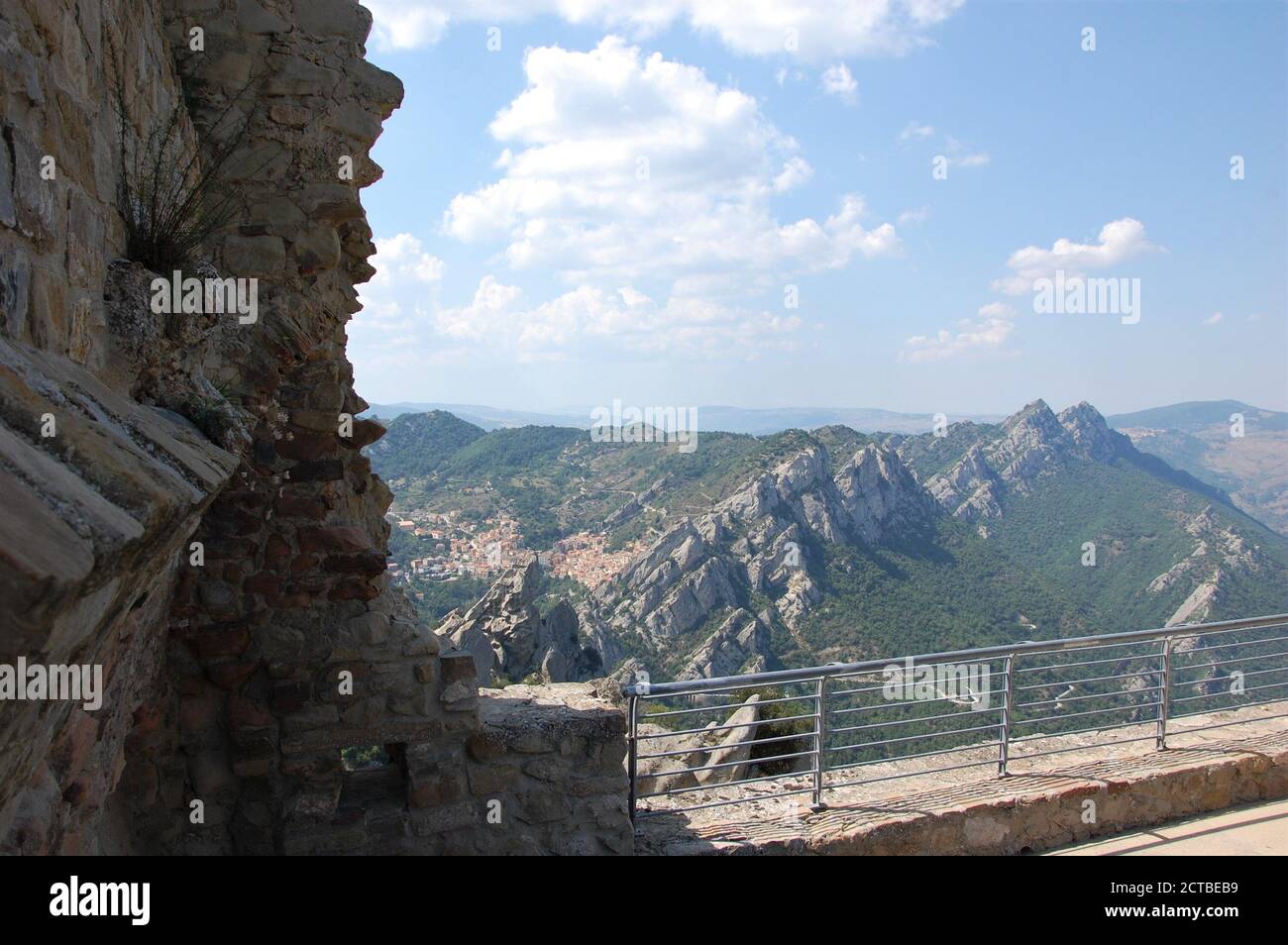 Lucanian Dolomites Landschaft in Basilicata Region in Süditalien berühmt Für den Kabelflug zwischen Pietracertosa und Castelmezzano Stockfoto