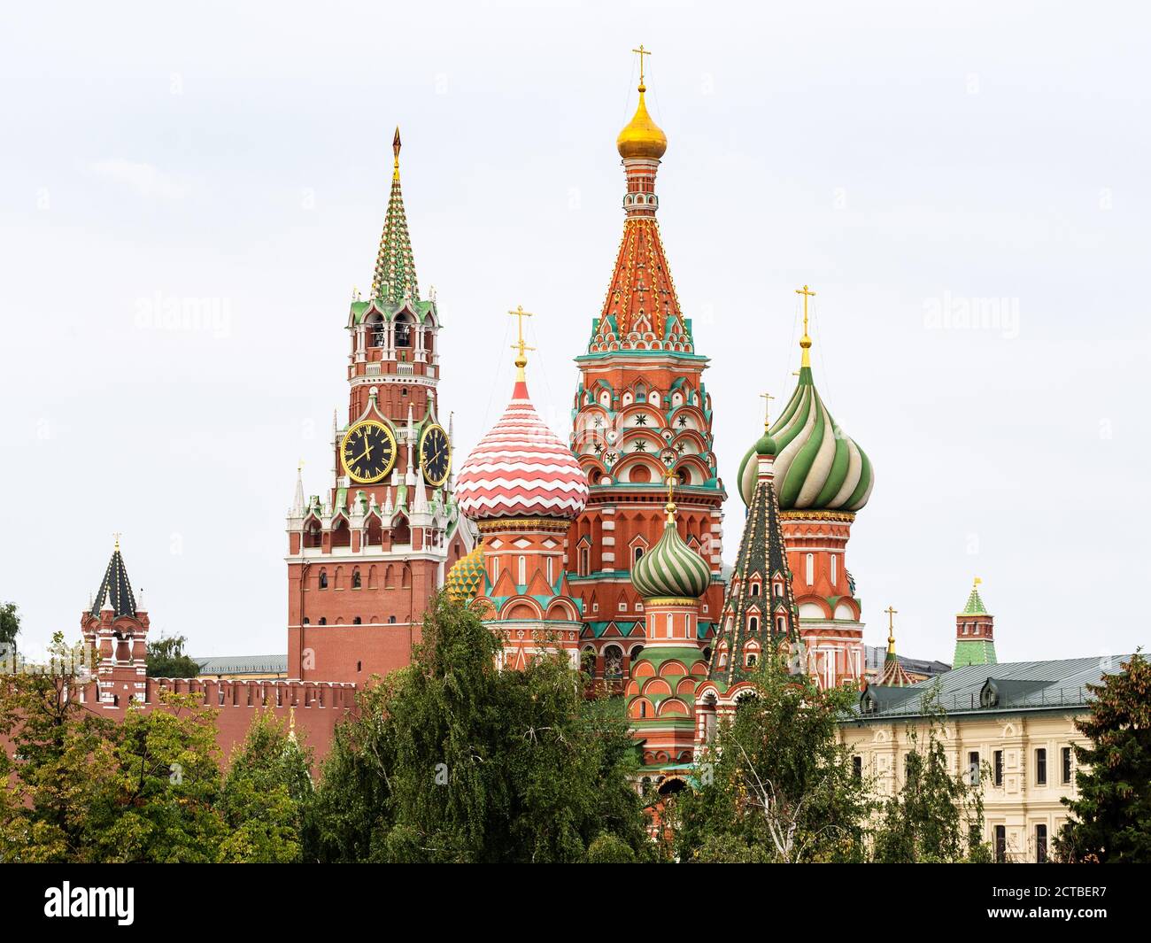 Blick auf die Pokrovsky Kathedrale und den Spasskaya Turm des Moskauer Kremls Von Sarjadje Park in der Moskauer Stadt im September Stockfoto