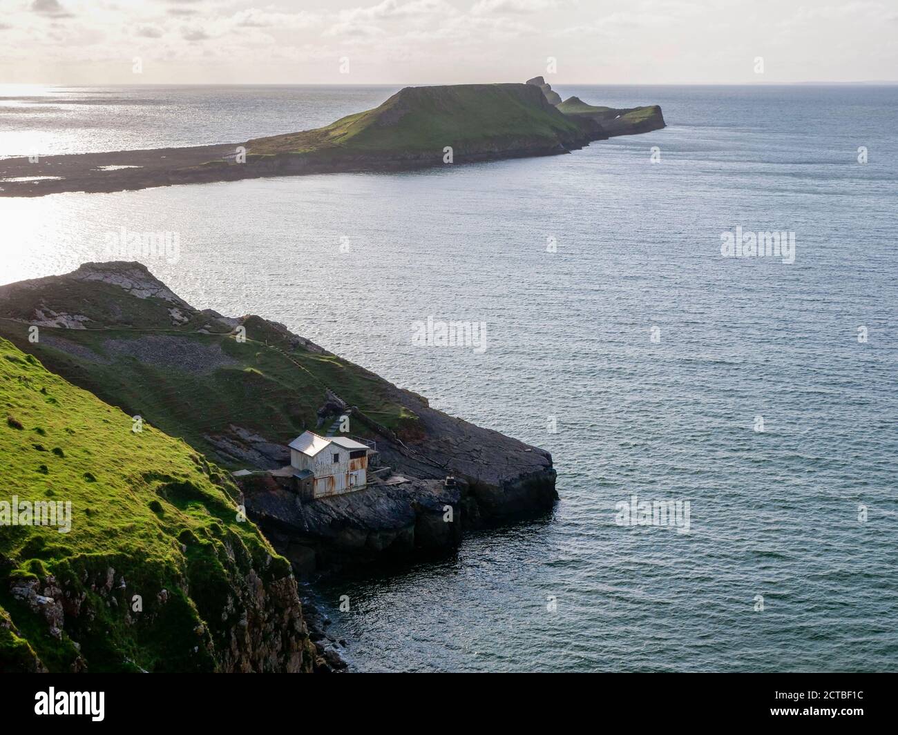 Ein alter Fischschuppen oder auf den Felsen und Küstenlinie in Worms Head Rhossili Gower Peninsula Wales Großbritannien Stockfoto