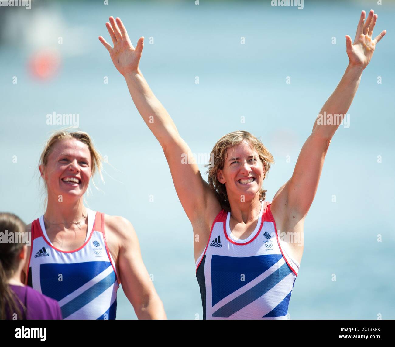 KATHERINE GRAINGER UND ANNA WATKINS FEIERN DEN GEWINN DER GOLDMEDAILLE BEI DEN FRAUEN DOPPELSCHÄDELN LONDON OLYMPICS 2012 BILD : © MARK PAIN / ALAMY Stockfoto