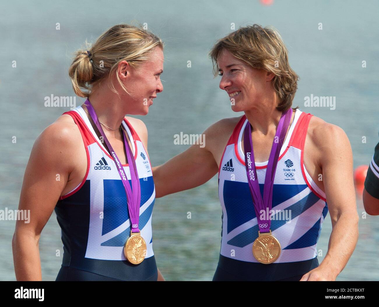 KATHERINE GRAINGER UND ANNA WATKINS FEIERN DEN GEWINN DER GOLDMEDAILLE BEI DEN FRAUEN DOPPELSCHÄDELN LONDON OLYMPICS 2012 BILD : © MARK PAIN / ALAMY Stockfoto