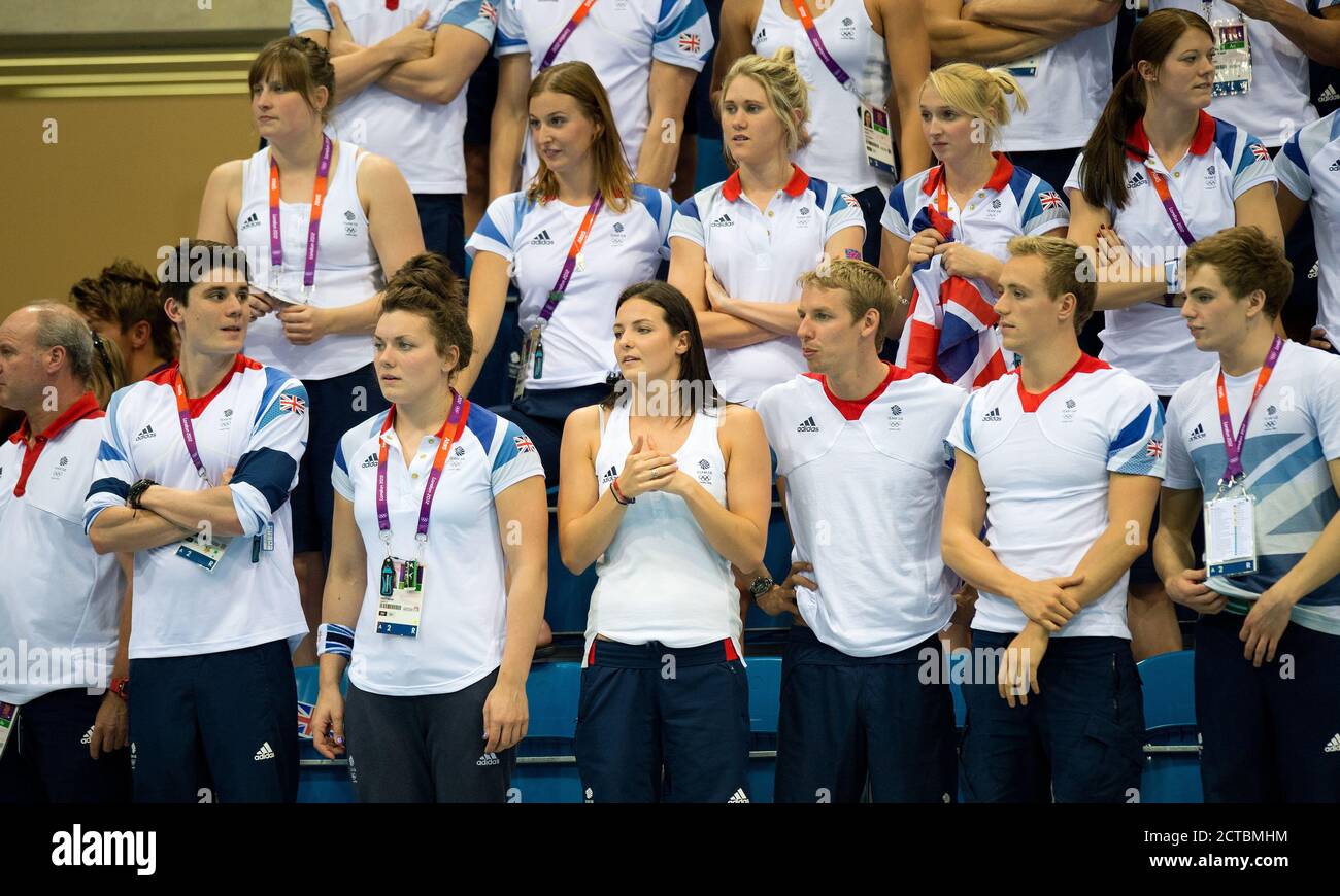 Olympische Spiele 2012 in London 800m Freistil Finale der Frauen Rebecca Adlington's Team GB Kollegen beobachten, wie sie die Bronzemedaille gewinnt.Pic: Mark Pain / Alamy Stockfoto