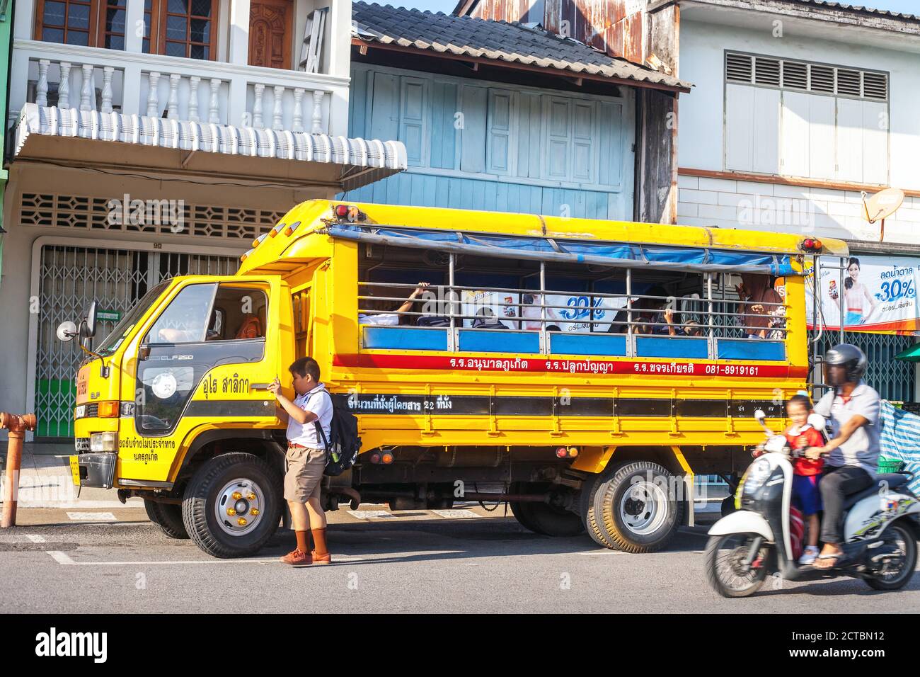 Phuket, Thailand - 26. Februar 2018: Gelber Schulbus wartet auf Fahrgäste Stockfoto