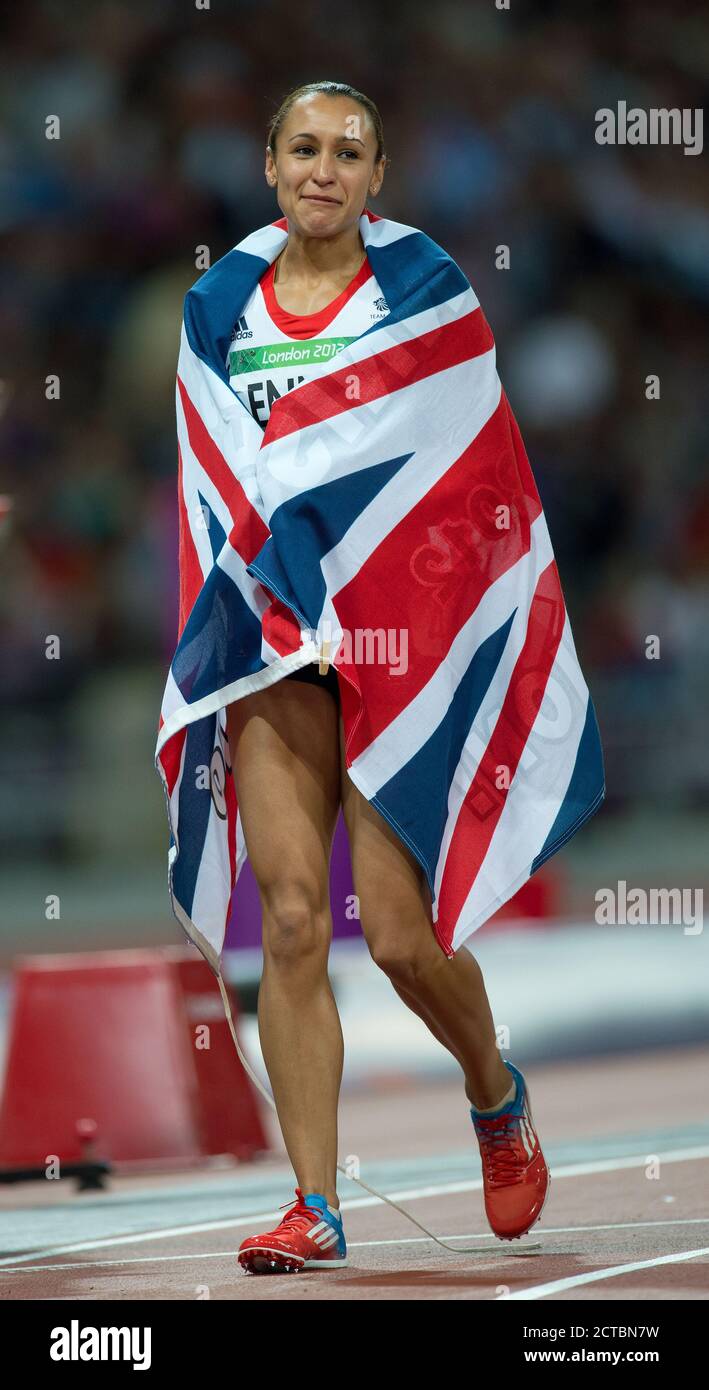 EINE EMOTIONALE JESSICA ENNIS VERLÄSST DAS STADION NACH DEM GEWINN DER GOLDMEDAILLE FRAUEN SIEBENKAMPF LONDON 2012 OLYMPICS COPYRIGHT PICTURE : MARK PAIN 0 Stockfoto