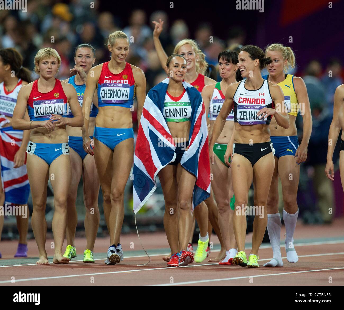 JESSICA ENNIS FEIERT DEN GEWINN DER GOLDMEDAILLE MIT ALL IHREN SIEBENKAMPF LETZTEN KOLLEGEN FRAUEN SIEBENKAMPF LONDON 2012 OLYMPICS COPYRIGHT PICTURE : Stockfoto