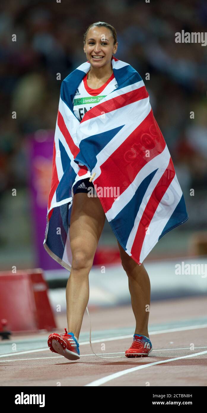 JESSICA ENNIS FEIERT DEN GEWINN DER GOLDMEDAILLE FRAUEN SIEBENKAMPF LONDON 2012 OLYMPICS COPYRIGHT PICTURE : MARK PAIN 07774 842005 PHOTO CREDIT : Stockfoto