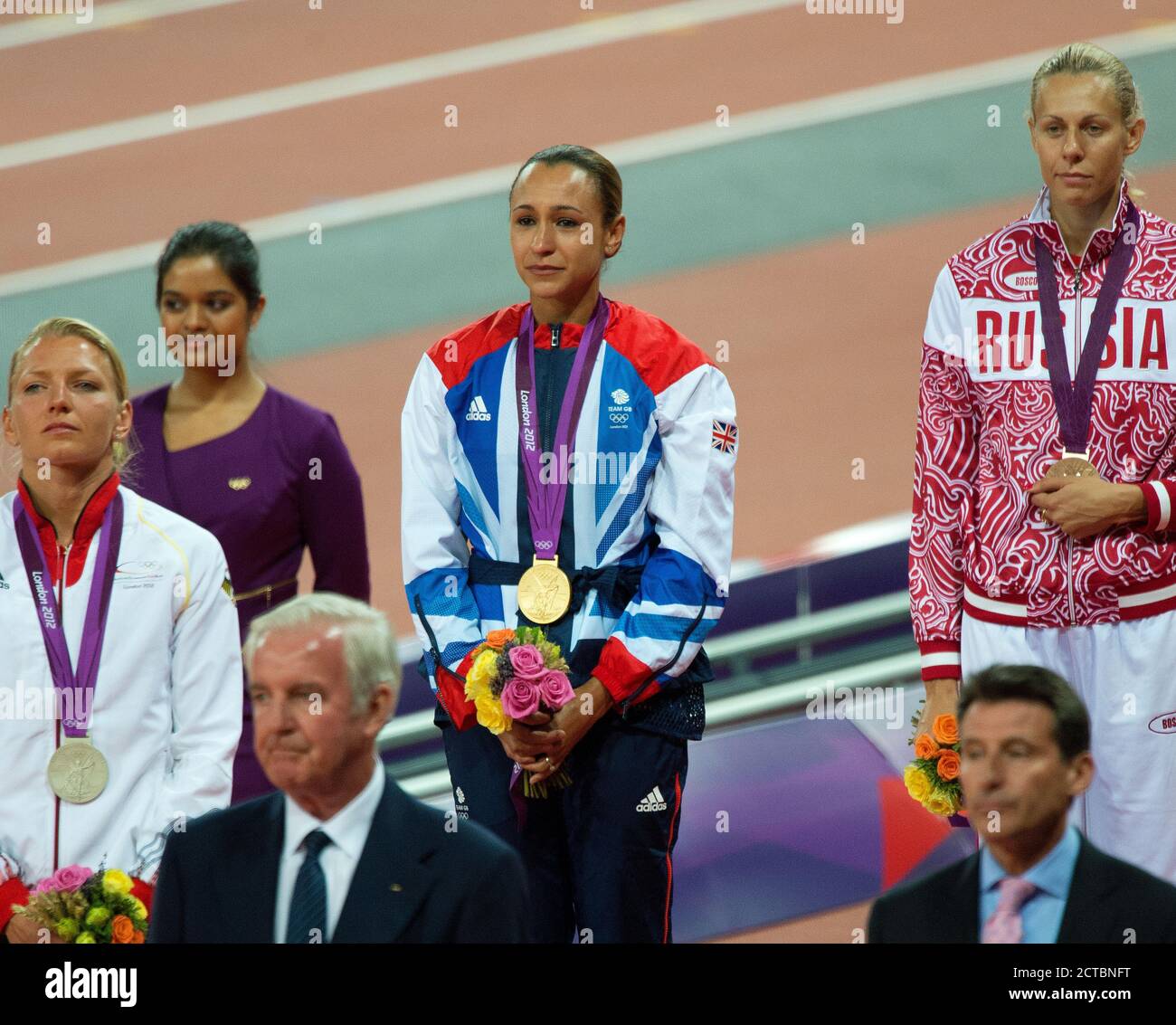 JESSICA ENNIS IN TRÄNEN, ALS SIE ERHÄLT IHRE GOLDMEDAILLE, FRAUEN SIEBENKAMPF LONDON 2012 OLYMPICS COPYRIGHT PICTURE : MARK PAIN Stockfoto