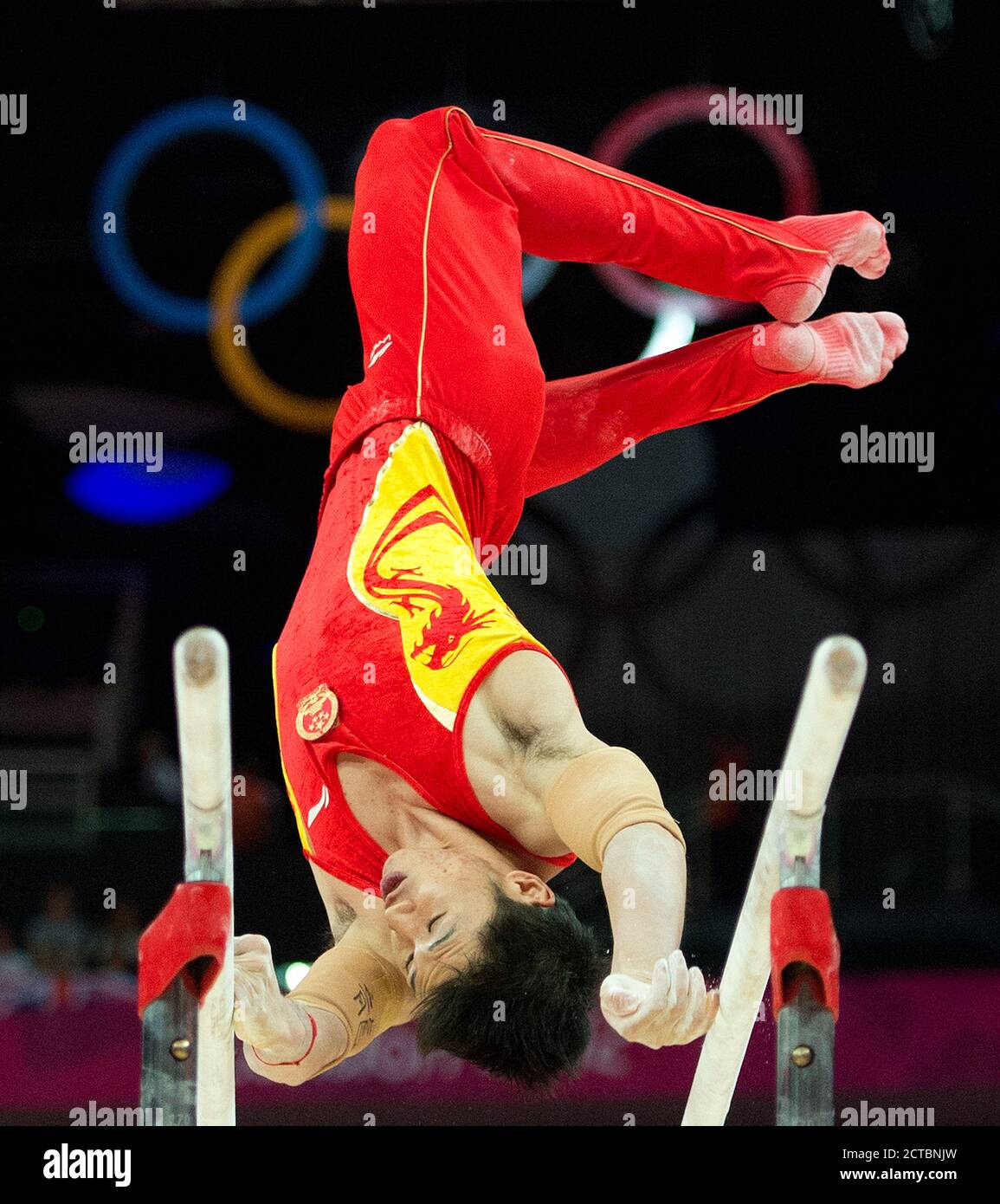 CHENGLONG ZHANG MÄNNER PARALLEL BARS FINALE DER OLYMPISCHEN SPIELE 2012 IN LONDON NORTH GREENWICH ARENA COPYRIGHT PICTURE : MARK PAIN 7/8/2012. 07774 842005 FOTO Stockfoto
