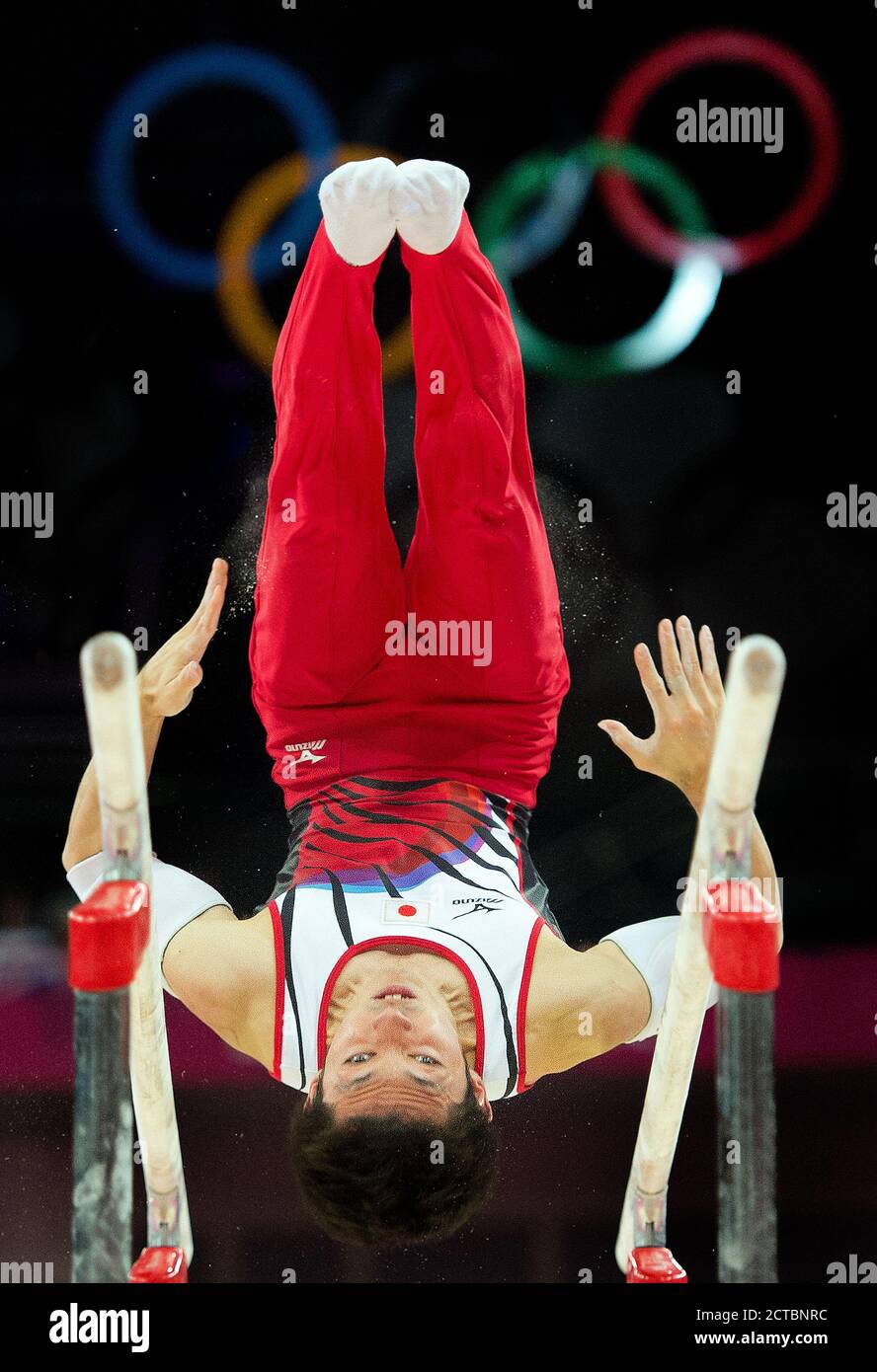 Kazuhito Tanaka von Japan MÄNNER-PARALLELBARREN-FINALE LONDON 2012 OLYMPIA NORTH GREENWICH ARENA Copyright Picture : Mark Pain 7/8/2012. 07774 84200 Stockfoto