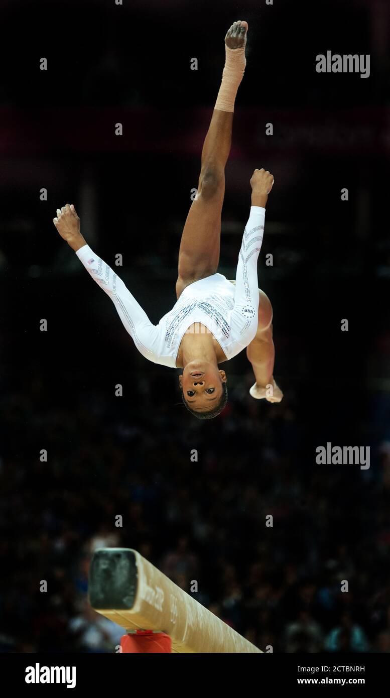 GABRIELLE DOUGLAS, FRAUEN STRAHL FINALE LONDON 2012 OLYMPICS Copyright Picture : Mark Pain 7/8/2012. 07774 842005 Stockfoto