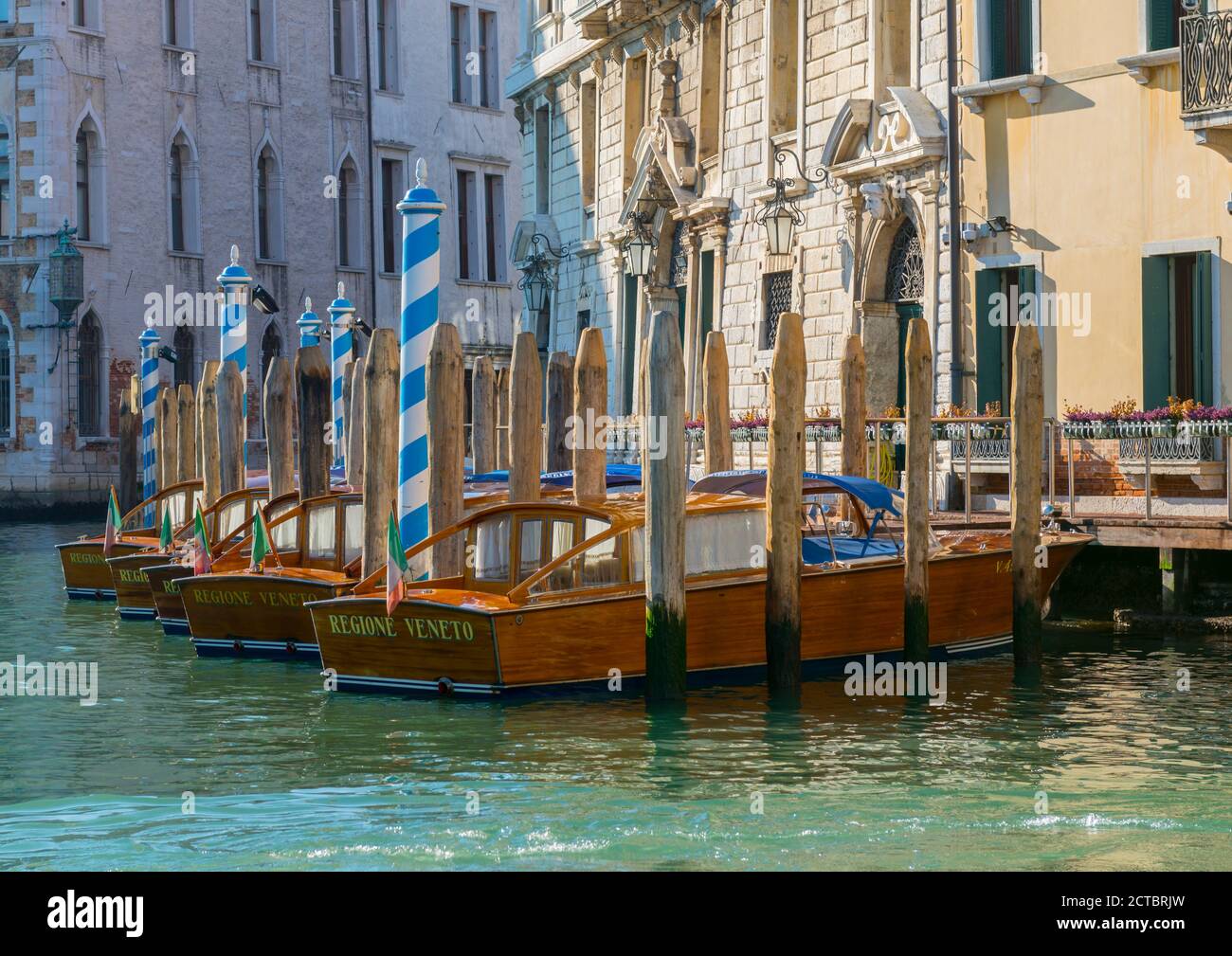 Elegantes Luxus-Motorboot in einem Hafen in Gran Canal in Venedig, Italien. Stockfoto Elegantes Luxus-Motorboot in einem Hafen in Gran Canal in Venedig, Italien. Stockfoto