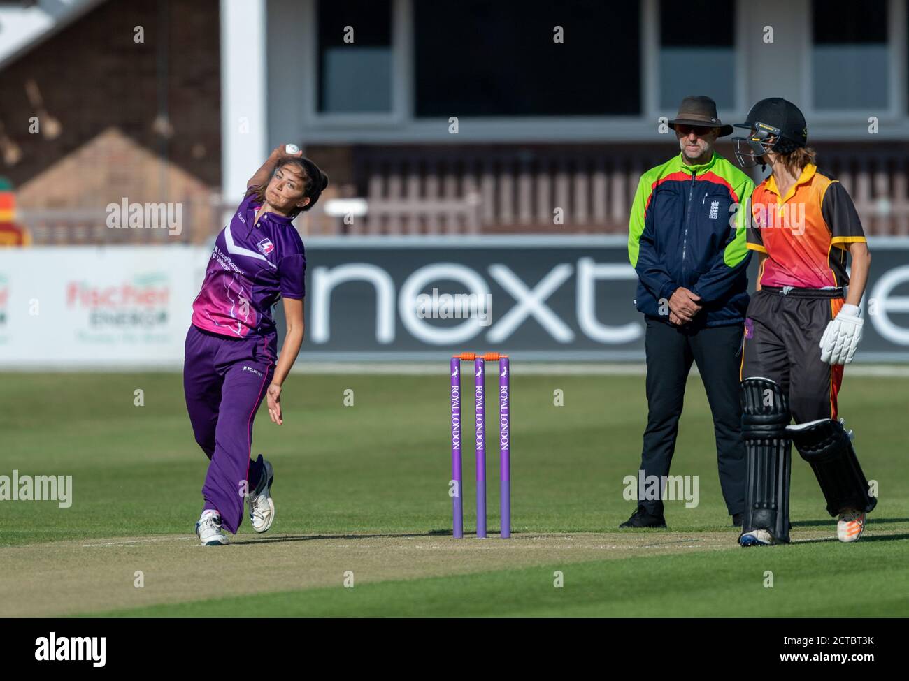 Blitze Sophie Munro Bowling gegen Central Sparks in einem Rachael Heyhoe Flint Trophy Spiel Stockfoto