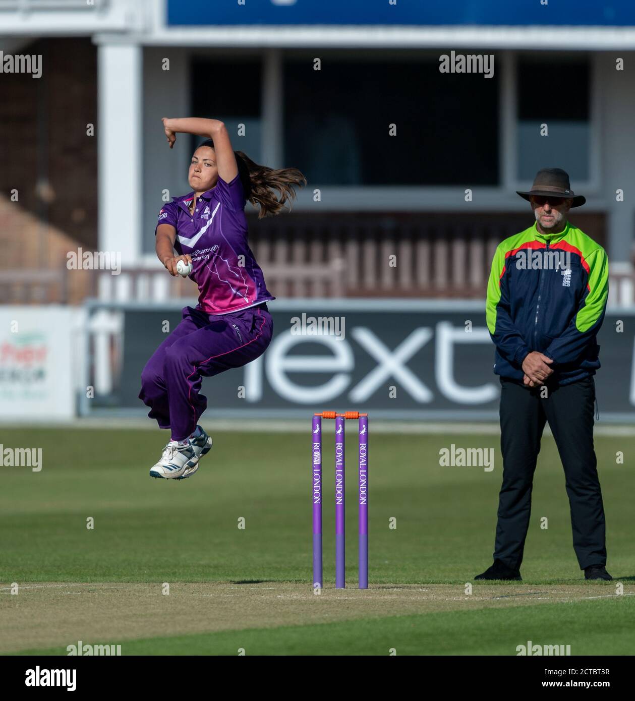 Blitze Sophie Munro Bowling gegen Central Sparks in einem Rachael Heyhoe Flint Trophy Spiel Stockfoto