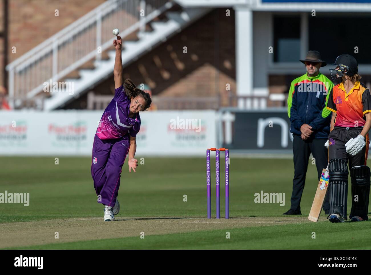 Blitze Sophie Munro Bowling gegen Central Sparks in einem Rachael Heyhoe Flint Trophy Spiel Stockfoto