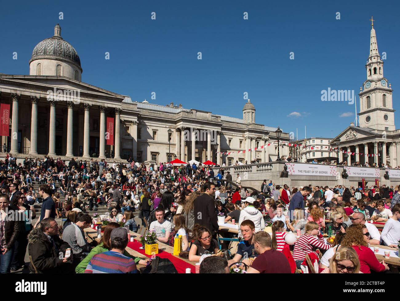 Besucher der jährlichen Feast of St. George-Feierlichkeiten am Trafalgar Square in London, England. Stockfoto