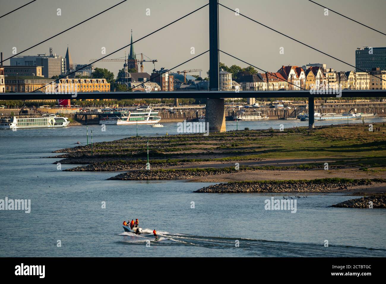 Skyline von Düsseldorf am Rhein, Oberkassler Brücke, Altstadt, Uferpromenade, Düsseldorf, NRW, Deutschland, Stockfoto