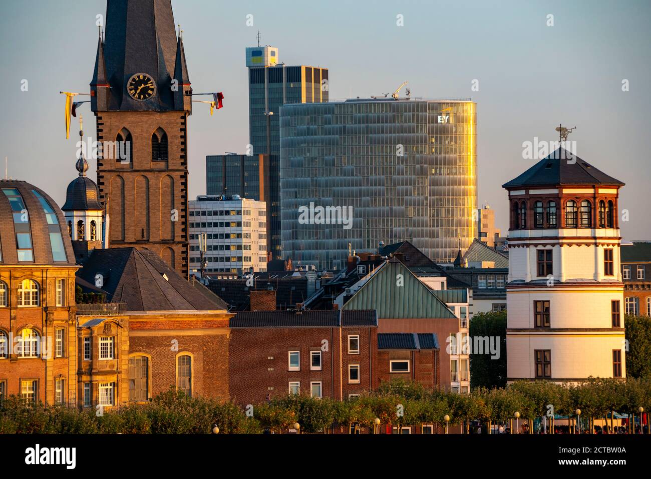 Skyline von Düsseldorf am Rhein, Altstadt, Uferpromenade, GAP 15 Gebäude, Burgturm, Düsseldorf, NRW, Deutschland, Stockfoto