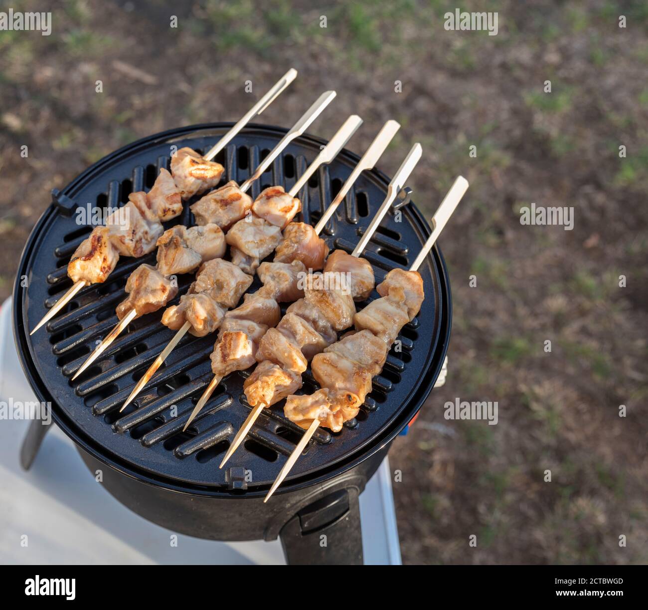 Outdoor Camping Gas bbq mit Grillplatte für eine schöne Hähnchenfleisch Stockfoto