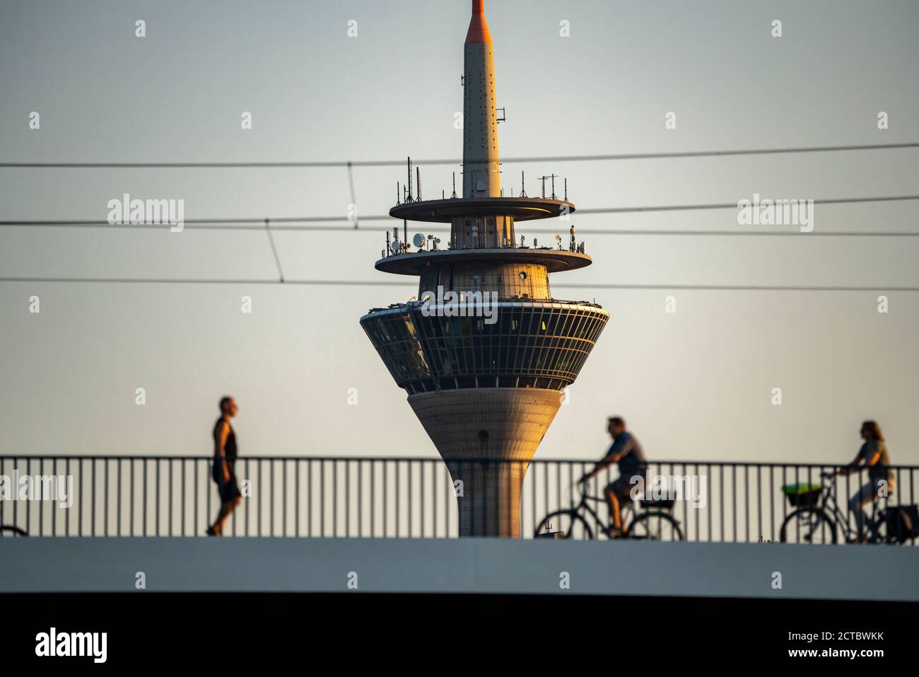 Skyline von Düsseldorf am Rhein, Rheinturm, Oberkassler Brücke, Düsseldorf, NRW, Deutschland, Stockfoto