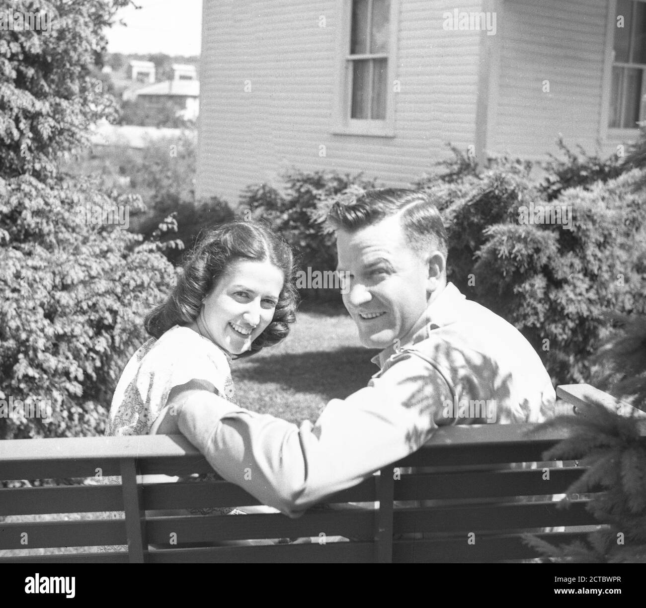 Vintage Zweiter Weltkrieg Foto, Militär Offizier den Hof attraktive junge Frau Zuhause auf Urlaub, USA Stockfoto