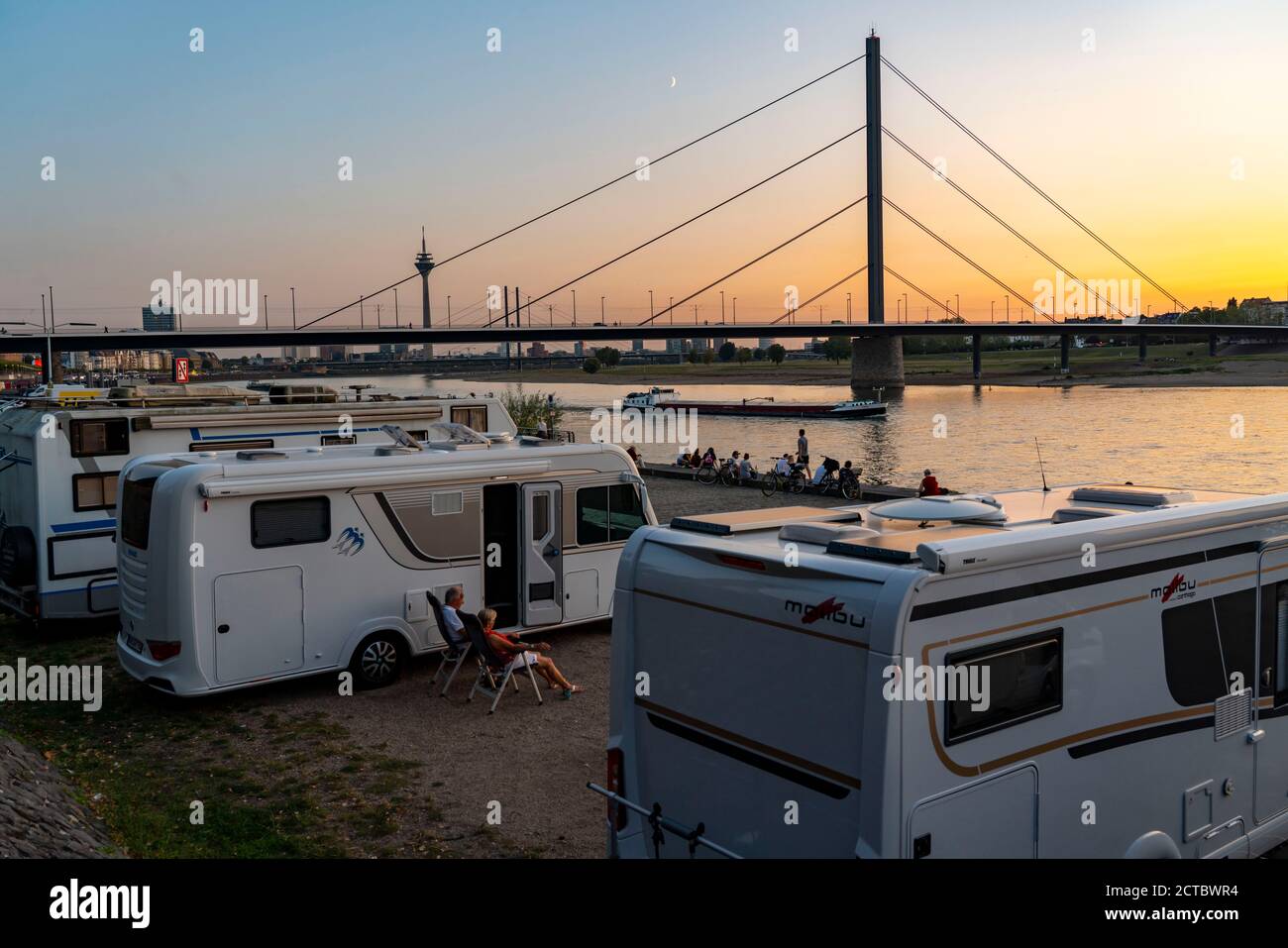 Skyline von Düsseldorf am Rhein, Rheinturm, Oberkassler Brücke, Wohnmobilstellplatz am Rheinufer, Rheinterrasse, Tonhalle, Düsse Stockfoto