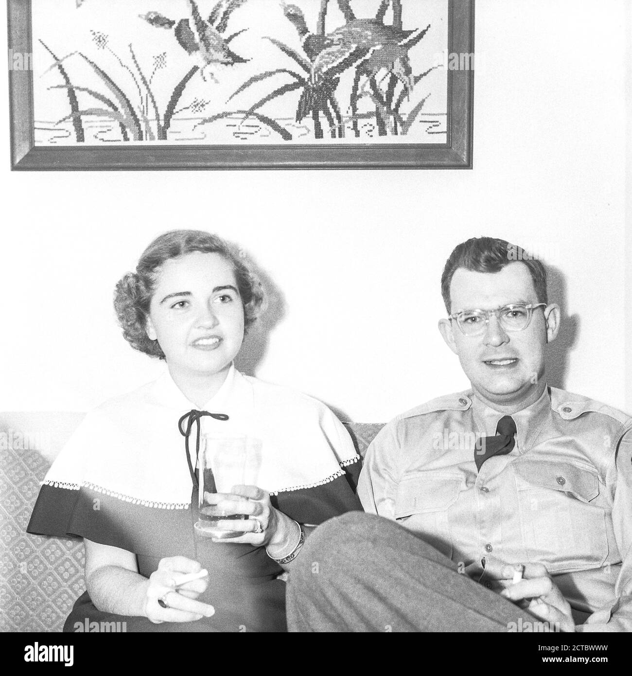 US-Militär-Paar zu Hause sitzen, 1950er Jahre Stockfoto