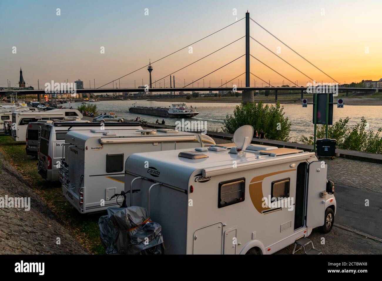 Skyline von Düsseldorf am Rhein, Rheinturm, Oberkassler Brücke, Wohnmobilstellplatz am Rheinufer, Rheinterrasse, Tonhalle, Düsse Stockfoto