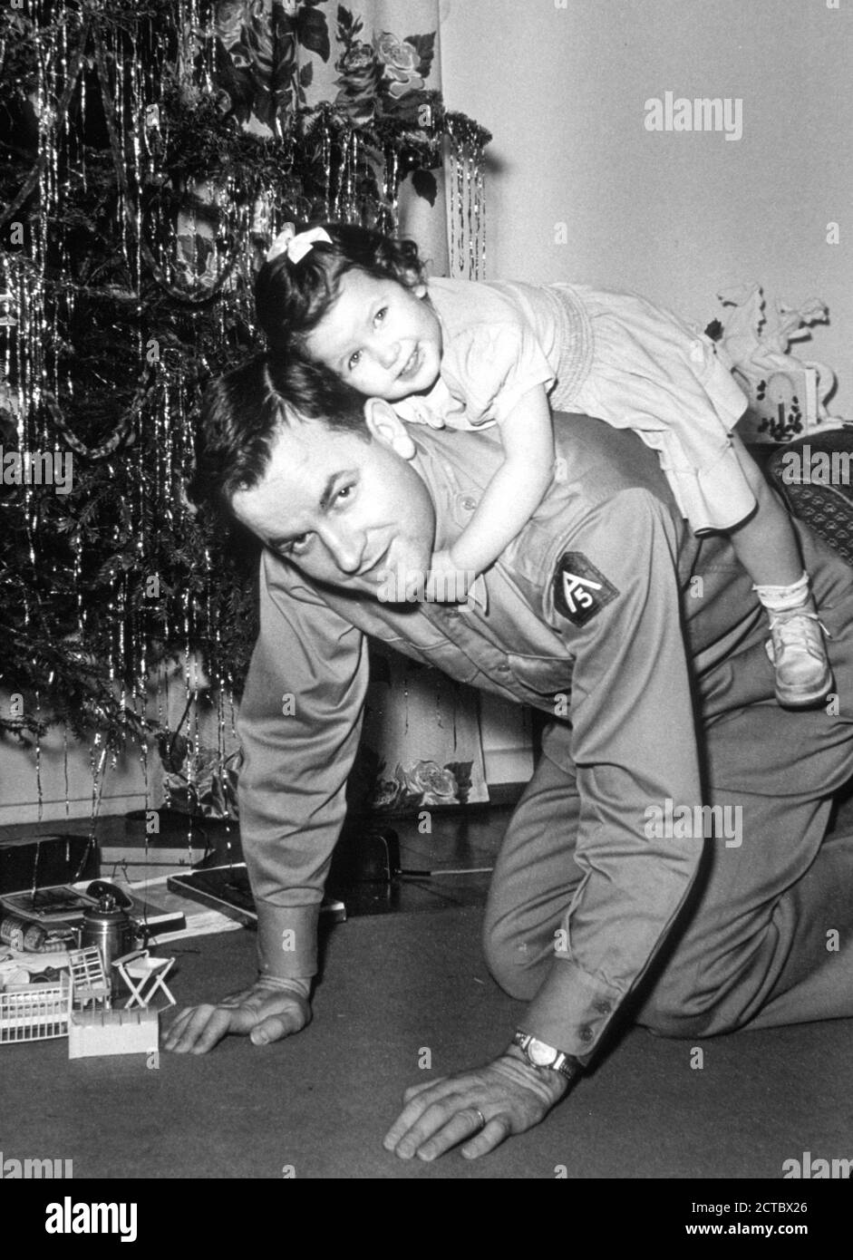 Vintage 1950 Weihnachtsfoto, Military Officer kleine Tochter vor Weihnachtsbaum, USA Stockfoto