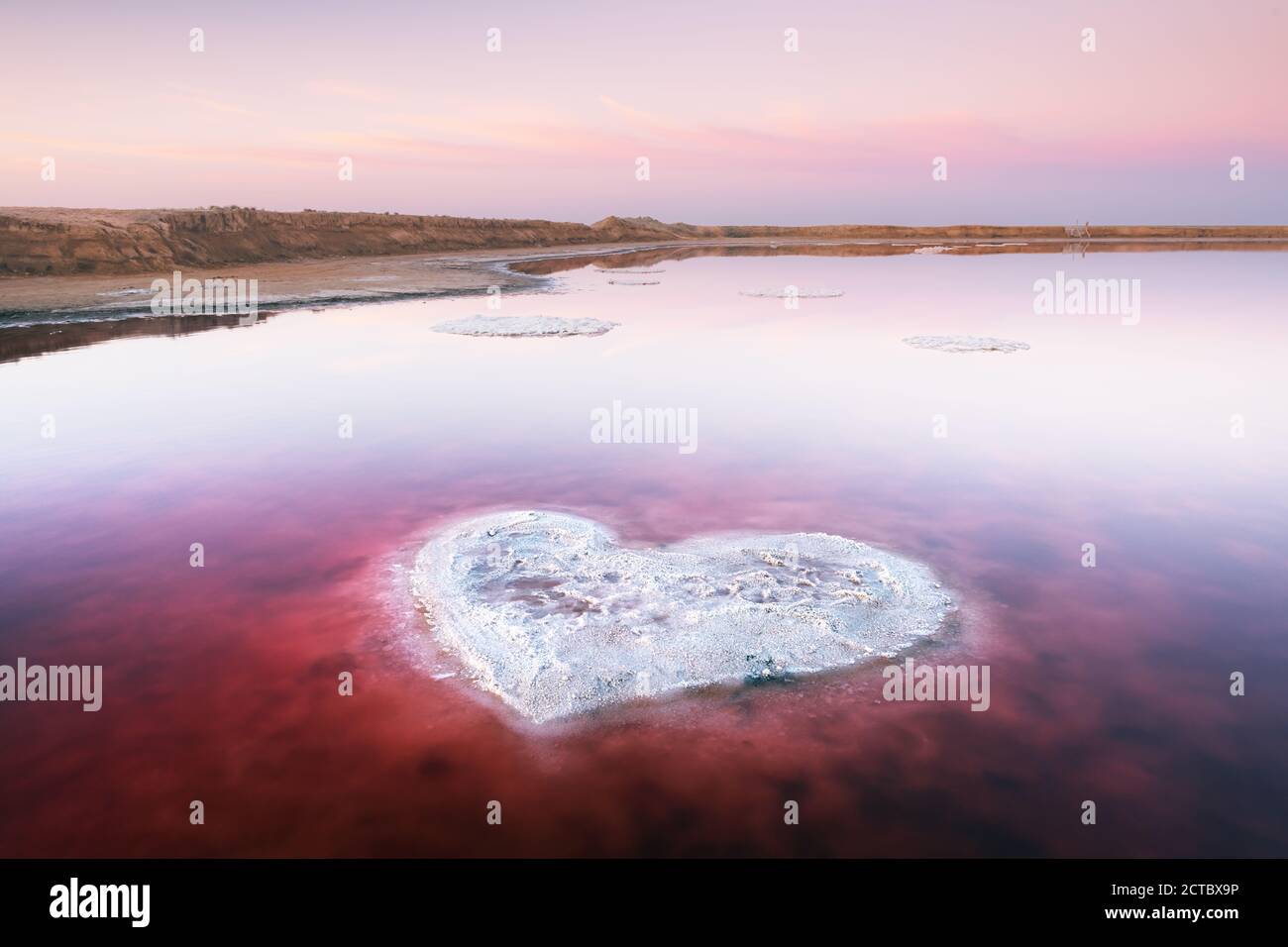 Herz aus Salz in rosa Wasser Salzsee in der Ukraine, Europa. Kreatives Konzept Stockfoto