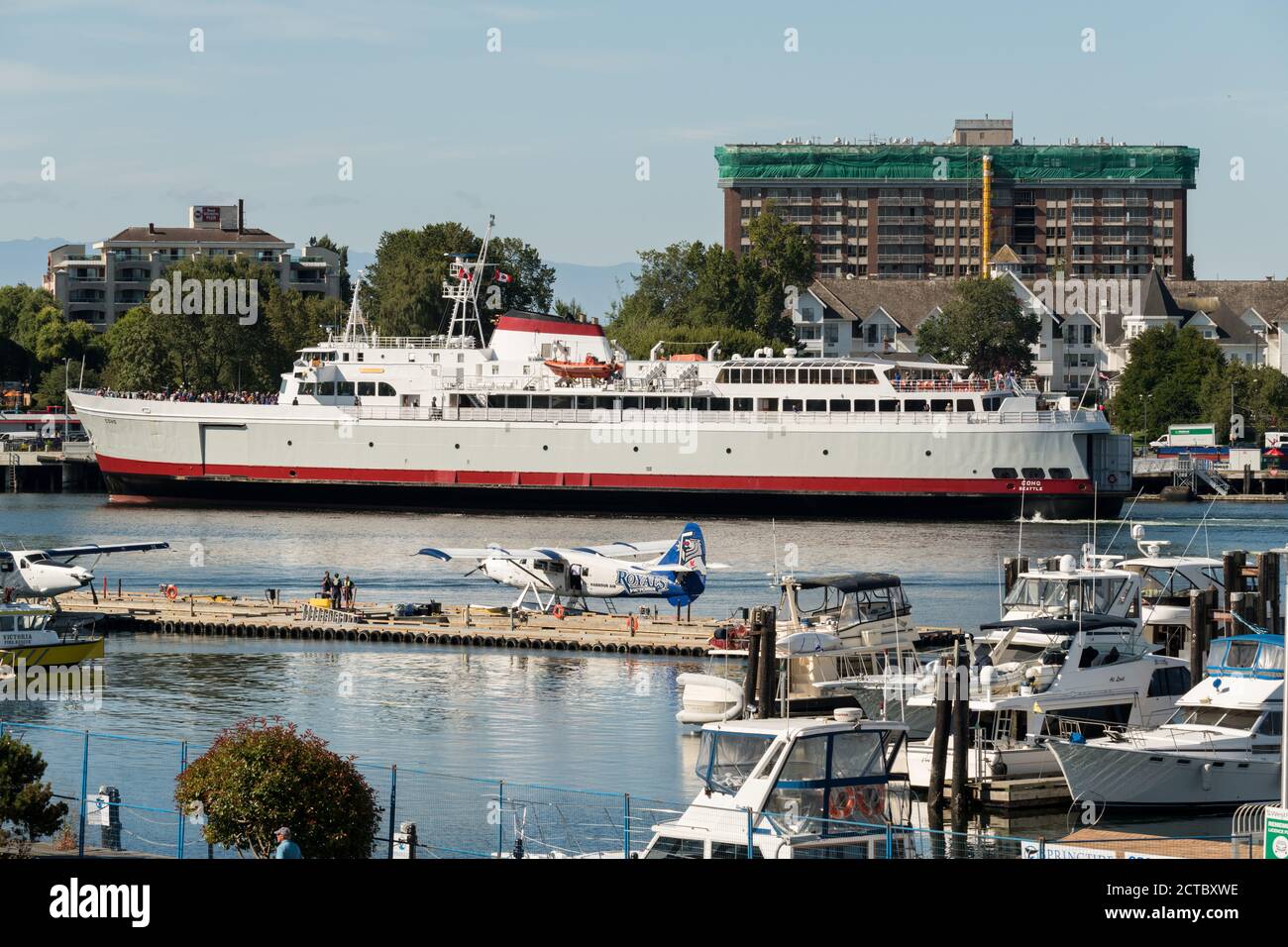 Eine große Passagierfähre legt am Fährhafen Inner Harbour in Victoria, British Columbia, Kanada an. Stockfoto