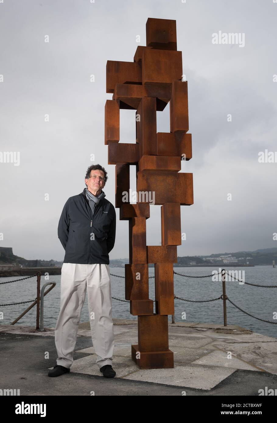 Sir Antony Gormley posiert für ein Foto neben seinem Kunstwerk "Look II" am West Hoe Pier in Plymouth, das Teil der Ausstellung "Making IT" ist, mit neuen Arbeiten von Antony Gormley, Kehinde Wiley und Lenore Antunes, im Box Museum in Plymouth, Devon. Stockfoto