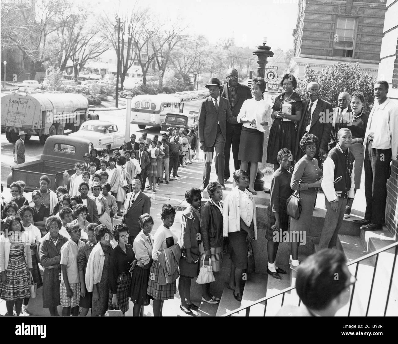 Bewohner in einer afroamerikanischen Nachbarschaft Schlange, um sich zu registrieren, um zu wählen, Macon, GA, 1962. (Foto: United States Information Agency/RBM Vintage Images) Stockfoto