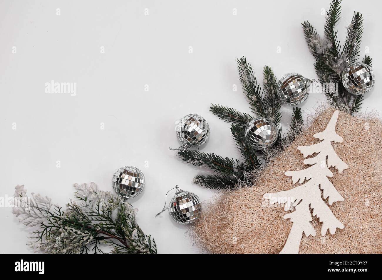 Weihnachtskugeln mit Fichtenzweigen auf weißem Hintergrund mit Einrichtung Stockfoto