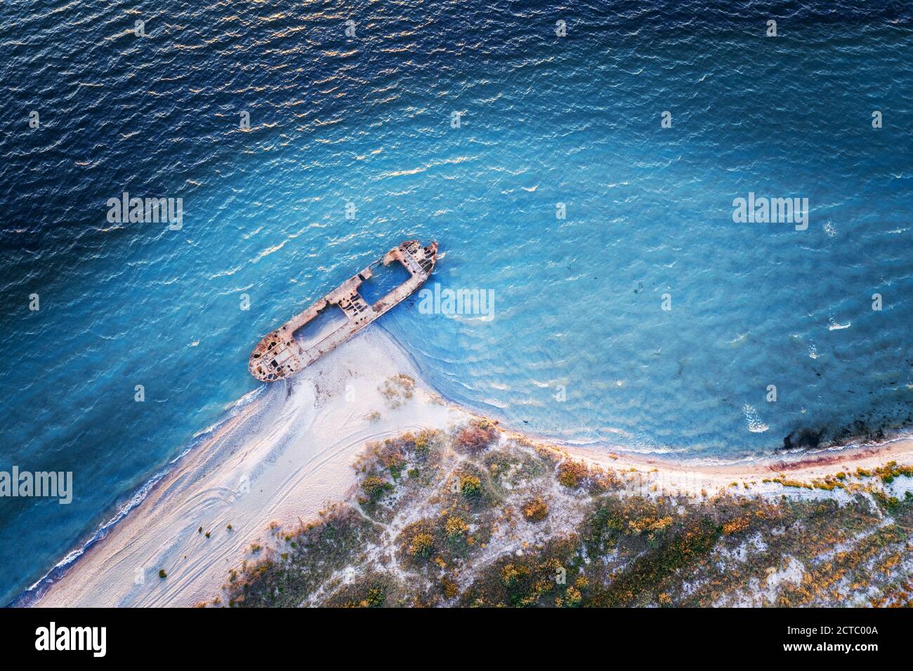 Altes Schiffswrack Stahlbetonkahn verlassen stehen am Strand auf Die Küste des Schwarzen Meeres in der Ukraine Stockfoto