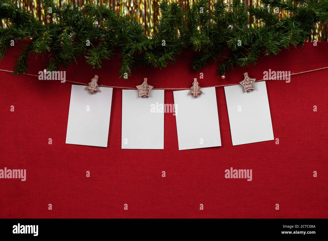 Neues Jahr Mock up mit 4 leere weiße Blätter für Schreiben der Jahreszahl oder Beschriftung auf ein Roter Hintergrund mit weihnachtsschmuck Stockfoto