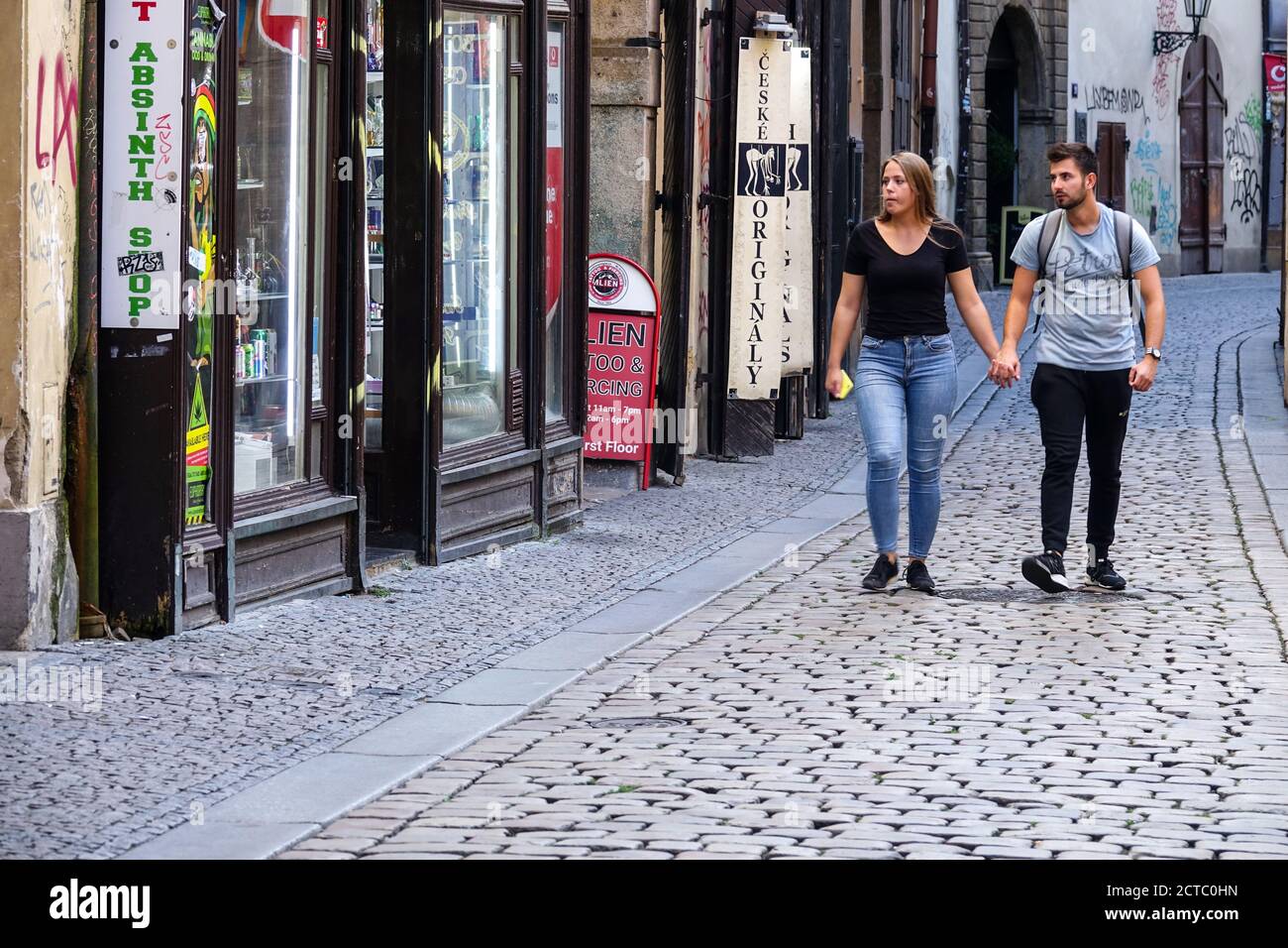 Prager Straße in der Altstadt Jilska Straße Paar spazieren in einer leeren Kopfsteinpflasterstraße, Kopfsteinpflasterstraße Europa junge Paarstadt Prag Tschechische Republik Stockfoto