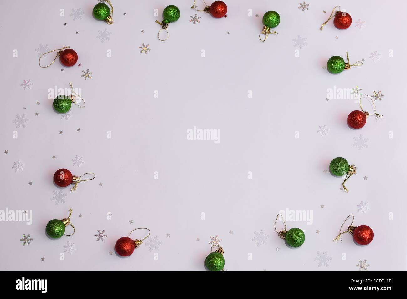 Weihnachtliche Gestaltung auf weißem Hintergrund mit Platz für Eine Inschrift Stockfoto